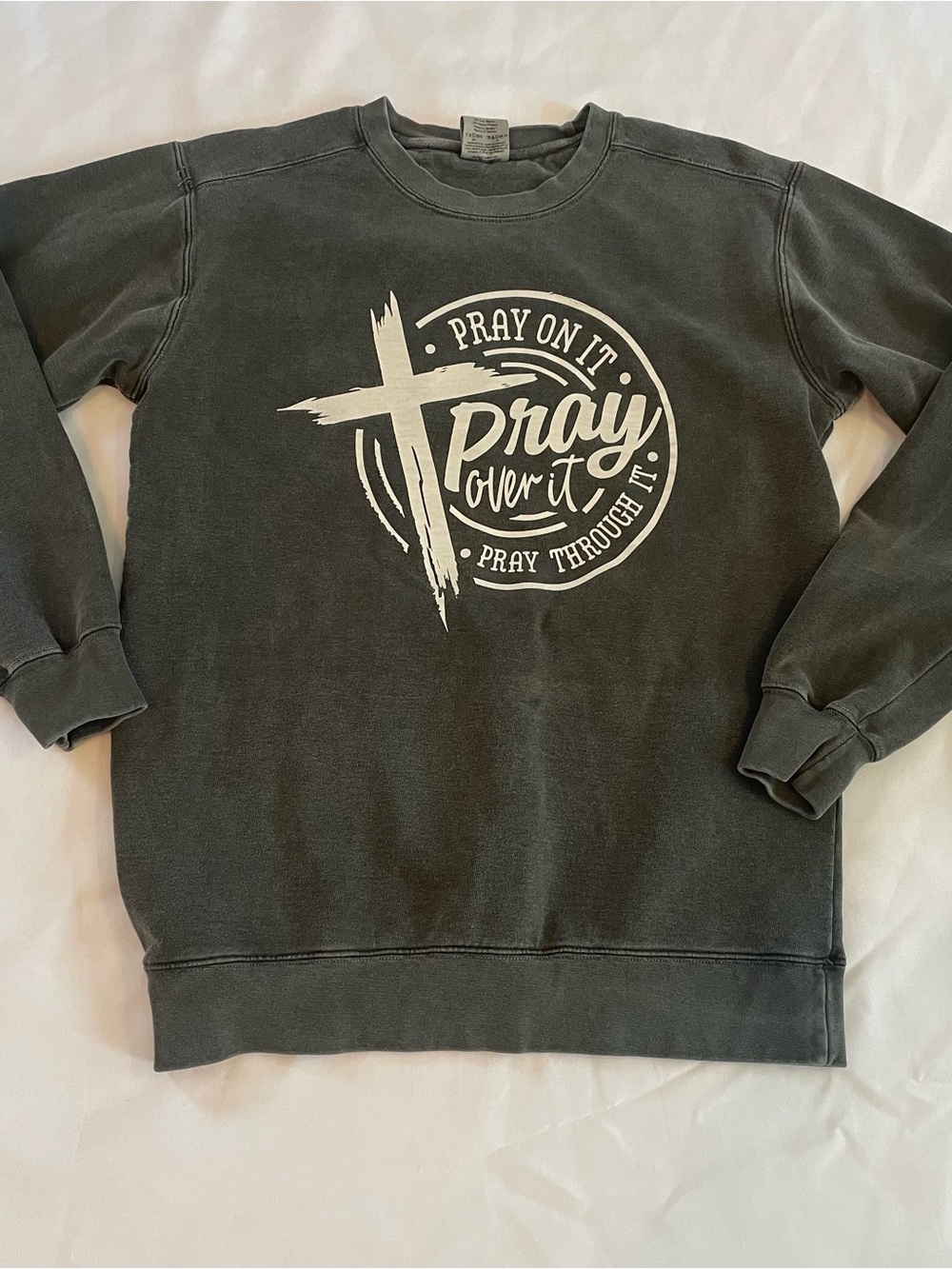Comfort Colors Women’s Pray On It Soft Charcoal Crewneck Sweatshirt, Size Small‎